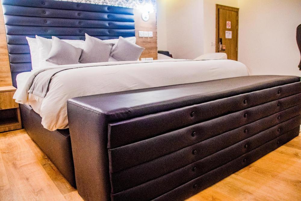 Crownsville Hotel - Airport Road Port Harcourt Dış mekan fotoğraf