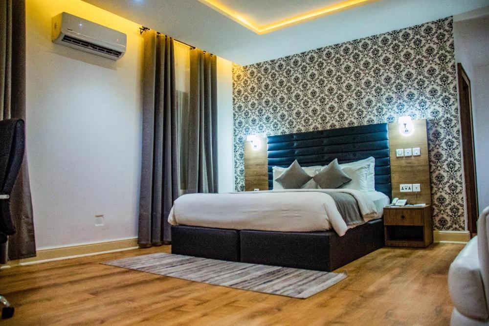 Crownsville Hotel - Airport Road Port Harcourt Dış mekan fotoğraf