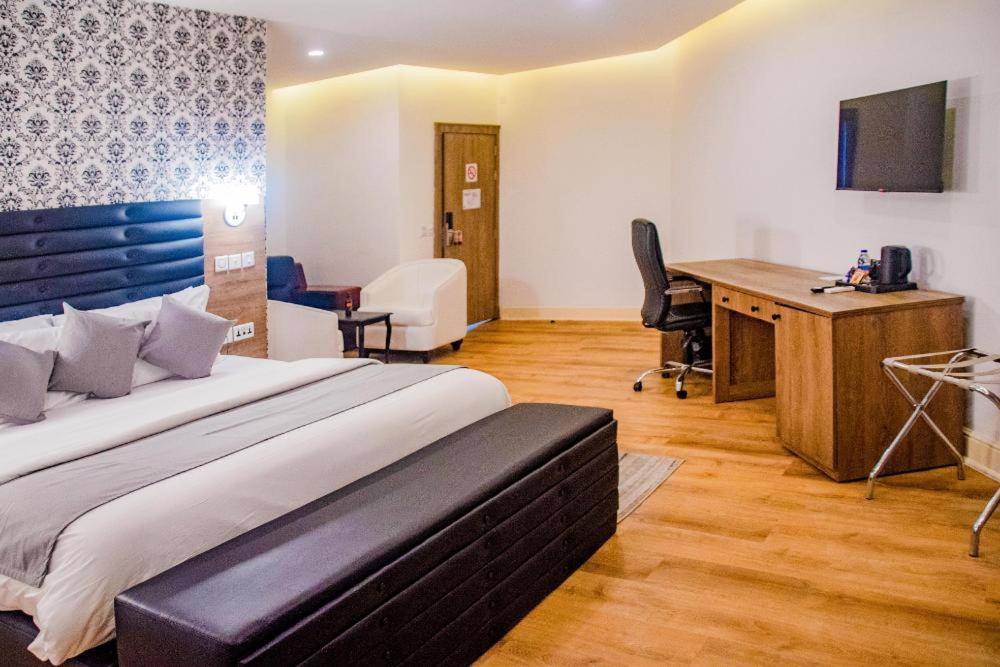 Crownsville Hotel - Airport Road Port Harcourt Dış mekan fotoğraf